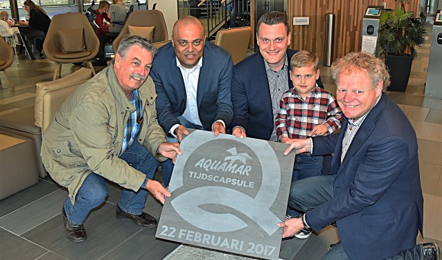 Dick van der Bent, Vincent Venloo, wethouder Adger van Helden met zoon en voormalig wethouders Krijn van der Spijk met de tegel (v.l.n.r.).