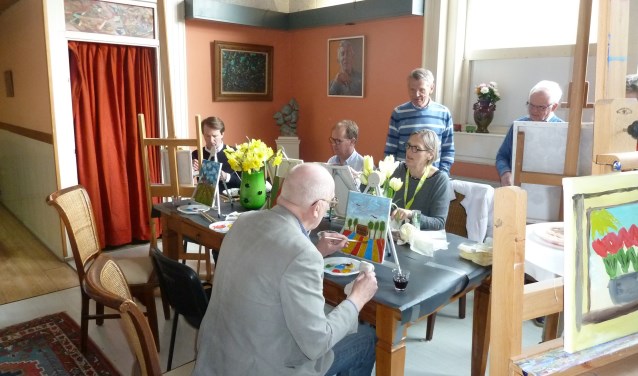 De raadsleden bewonderden hun schilderwerkjes tijdens de workshop bij Plan 4 in de Oude School. | Foto: AihV
