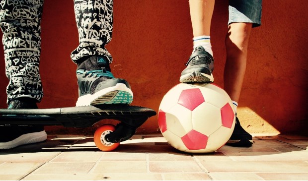 Lekker buiten spelen, voetballen, kunstjes met je skateboard doen, stoepkrijten: het kan allemaal met de Buitenspeeldag.
