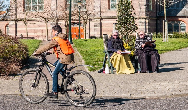 Controle op de splitsing Voorstraat-Zuidstraat. | Foto: Adrie van Duijvenvoorde