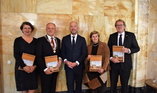 Vanaf links: Meta Knol, Henri Lenferink, Haro Schultz van Hagen, Yvonne van Delft en Jaap Smit. | Foto: Emile van Aelst