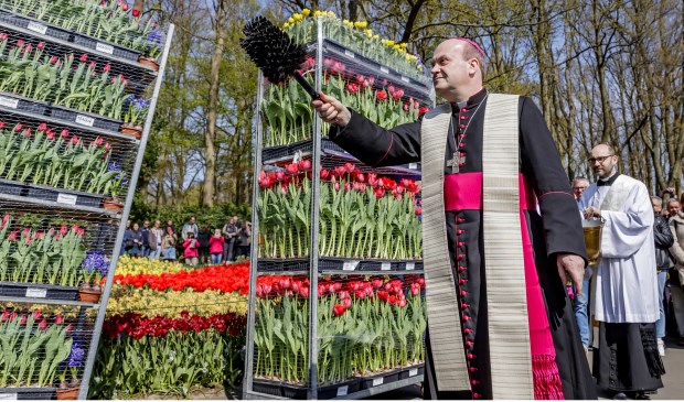 Mgr. Van den Hende, bisschop van Rotterdam, kwam naar Keukenhof om de bloemen te zegenen voor vertrek.