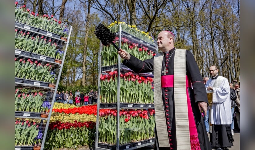 Mgr. Van den Hende, bisschop van Rotterdam, kwam naar Keukenhof om de bloemen te zegenen voor vertrek.