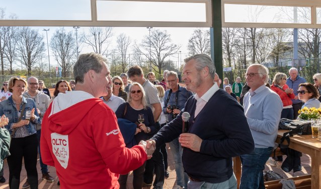 Voorzitter Dick de Groot (links) stelt Hans Bauman voor als zijn opvolger. | Foto's Wil van Elk