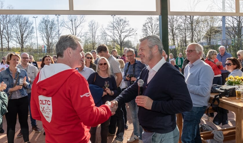 Voorzitter Dick de Groot (links) stelt Hans Bauman voor als zijn opvolger. | Foto's Wil van Elk