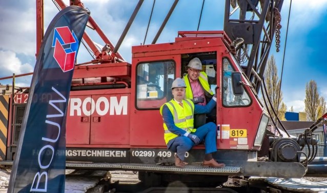 Willem Joosten (l.) en Chrétien Mommers op de heimachine.