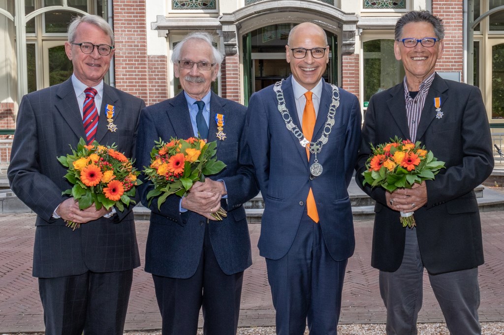 Gedecoreerden Ernst Koningsveld, Rob Demaree en Louis Weyzig met burgemeester Emile Jaensch voor het Oegstgeester gemeentehuis.