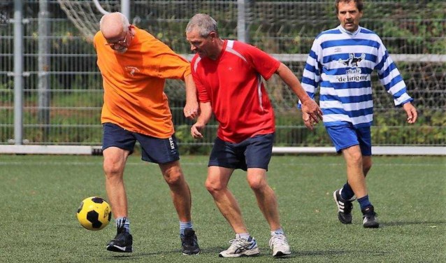 Bij walking football, bedoeld voor 55-plussers mag je niet rennen en fysiek contact wordt vermeden.