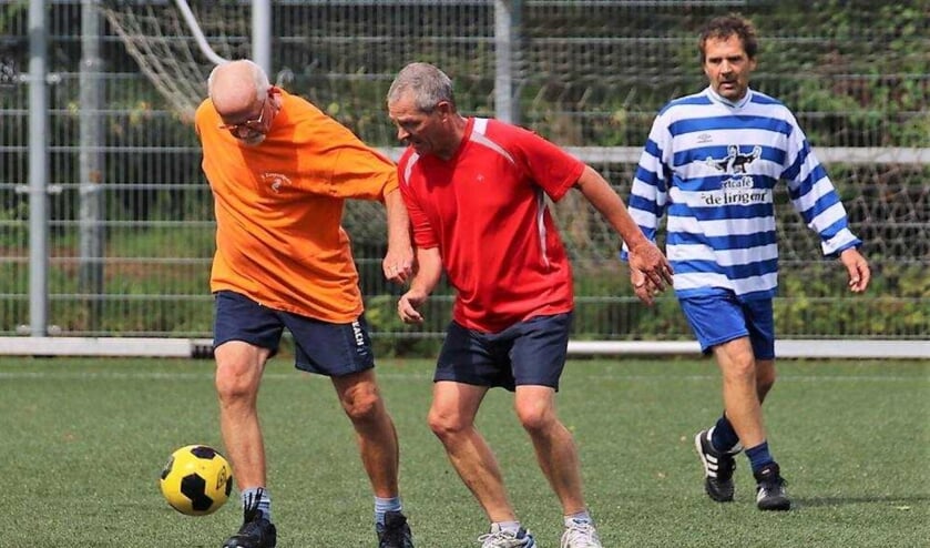 Bij walking football, bedoeld voor 55-plussers mag je niet rennen en fysiek contact wordt vermeden.