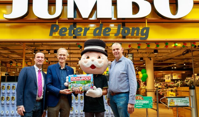 V.l.n.r. Rien de Haas, Wethouder Jan Nieuwenhuis, Mr. Monopoly en Peter de Jong. | Fotografie Jacqueline Spaans