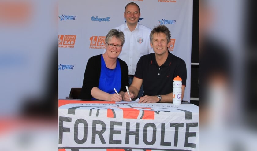 Edwin van der Sar, kledingcoördinator Ryanne Dijkstra en Foreholte-voorzitter Rogier Hoeijmans tekenen de overeenkomst. | Foto: pr./Petra Dofferhoff