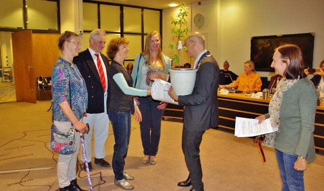 Burgemeester Jaensch kreeg de handtekeningen en een jonge zomereik aangeboden aan het begin van de raadsvergadering.