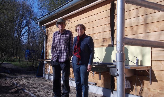 Sjoerd Adema en Truus Konermann voor hun nieuwe douche- en toiletgebouw. | Foto: Piet de Boer