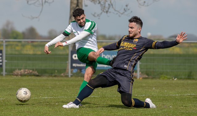 Özcan Bayram blokt een schot van Aarlanderveen. | Foto lichtenbeldfoto.nl