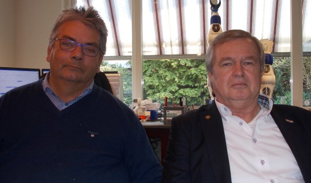 Voorzitter Jaap Walen en secretaris Jan Janson (l) van de stichting De Bloemenslinger. | Foto: Piet de Boer