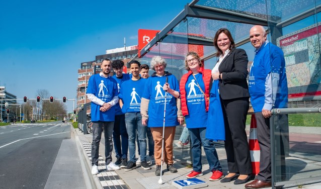 Paul Lucardi en wethouder Beekhuizen (rechts) met enkele vrijwilligers bij de net onthulde bestickerde steen. | Foto: J.P. Kranenburg