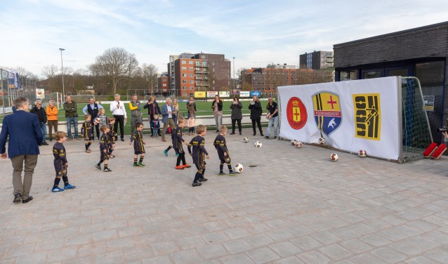 Na een paar ferme trappen op gesloten doel, was er nauwelijks een opening gemaakt naar het nieuwe kleedkamergebouw. Wethouder Nieuwenhuis opende even later de toegangsdeur en overhandigde de sleutel aan de voorztter. | Foto Wil van Elk