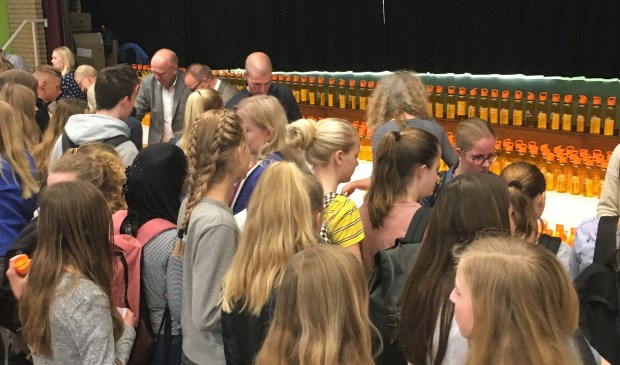 Leerlingen van het Vakcollege Rijnmond halen gratis navulbare flesjes op bij de organisaties die het watertappunt mogelijk hebben gemaakt.