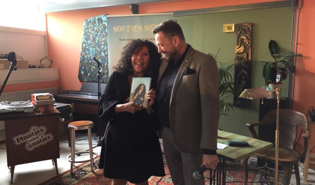 Helen Workala en uitgever Kees Scholten bij de presentatie van haar boek bij Plan 4.