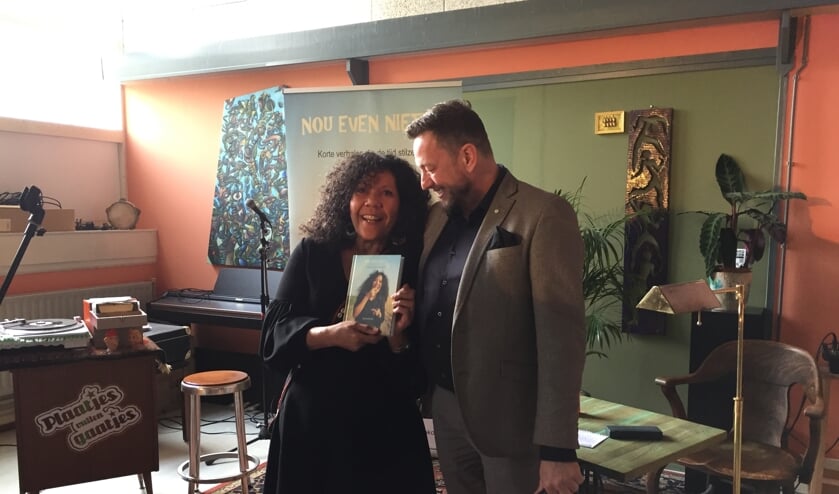 Helen Workala en uitgever Kees Scholten bij de presentatie van haar boek bij Plan 4.