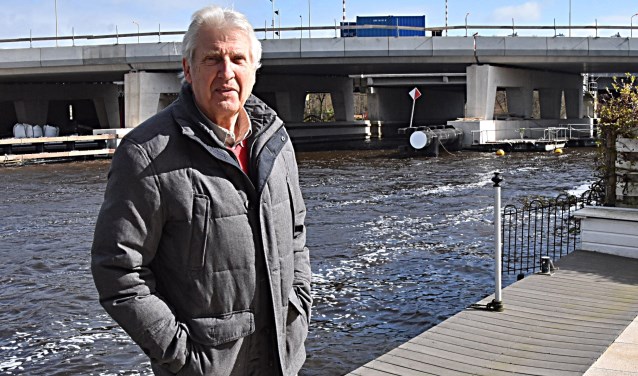 Peter Wijnen voor de hinderende brug. Foto Piet van Kampen.
