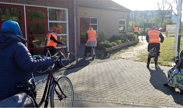 Samen leren fietsen bij IJsclub Voorwaarts. | Foto: pr