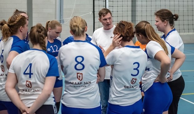 Coach Jesse van Rijn van VCS dames 1 spreekt zijn speelsters toe. | Foto: pr.