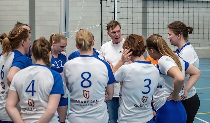 Coach Jesse van Rijn van VCS dames 1 spreekt zijn speelsters toe. | Foto: pr.