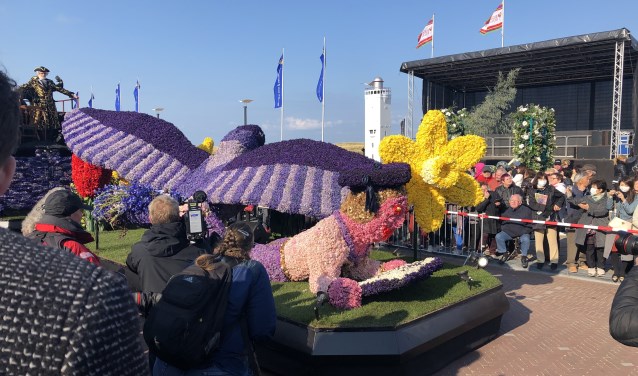 Het achterste deel van de praalwagen van Leiden rijdend door Noordwijk.