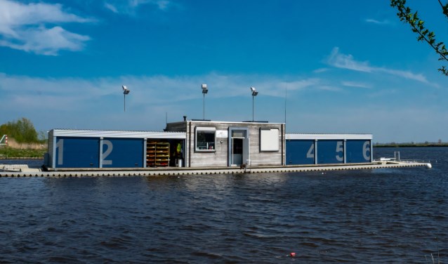 Het drijvende clubgebouw van Kano Rijnland.