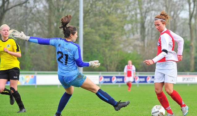 Madieke Zaad passeert met een sleepbeweging sluitpost Jana Spieker en scoort de 3-0.