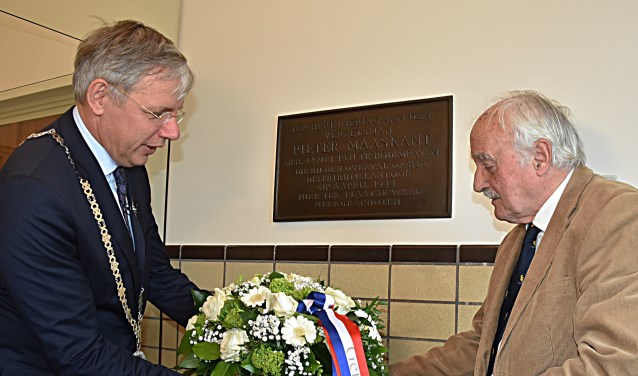 Neef Pieter Maaskant legt samen met burgemeester Cornelis Visser een bloemstuk bij de plaquette. | Foto en tekst: Piet van Kampen