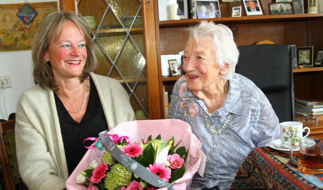 Burgemeester Lies Spruit bezocht de 102-jarige mevrouw Terwijn.