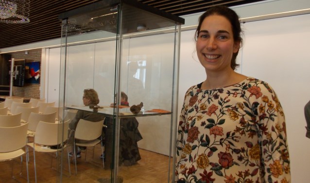 Archeologe Iris Briels bij de vitrinekast met enkele vondsten van de archeologische opgraving op het Van Nispen-terrein. | Foto: Piet de Boer