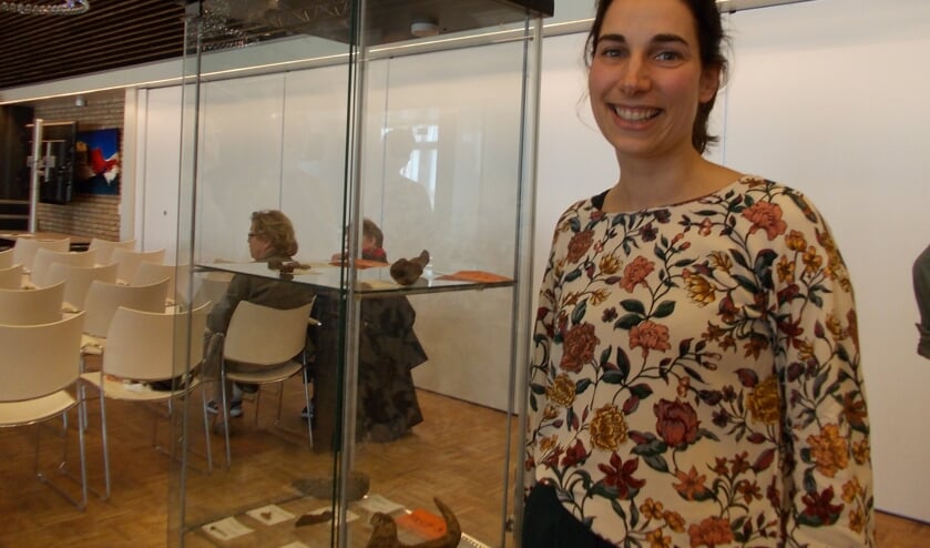 Archeologe Iris Briels bij de vitrinekast met enkele vondsten van de archeologische opgraving op het Van Nispen-terrein. | Foto: Piet de Boer