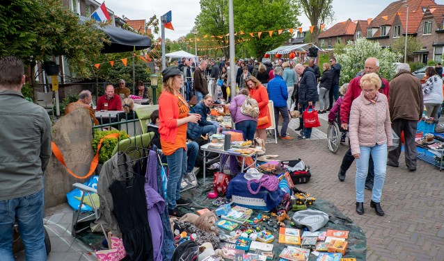 De vrijmarkt in het oude dorp is altijd een feestje op zich, zowel voor de kopers als voor de verkopers.