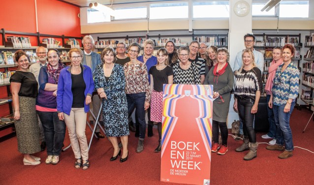 De meeste schrijvers van de schrijfwedstrijd afgelopen zaterdagmiddag in de bibliotheek. De winnaars moesten helaas verstek laten gaan. | Foto: Adrie van Duijvenvoorde