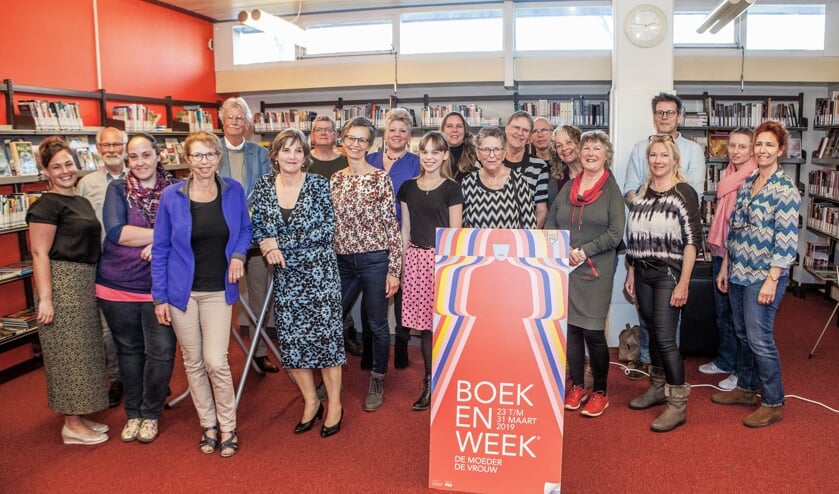 De meeste schrijvers van de schrijfwedstrijd afgelopen zaterdagmiddag in de bibliotheek. De winnaars moesten helaas verstek laten gaan. | Foto: Adrie van Duijvenvoorde