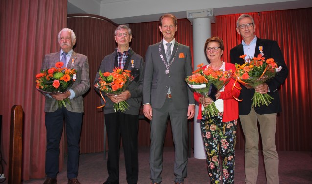 Vlnr: Bert Conijn, Jan van Stijn, Arie van Erk, Ria van der Post en Arnold van Berkel. | Foto: Annemiek Cornelissen