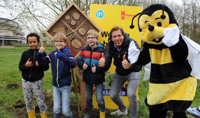 De jeugd van de Openbare school de Stevenshof hielp Freek Vonk graag.