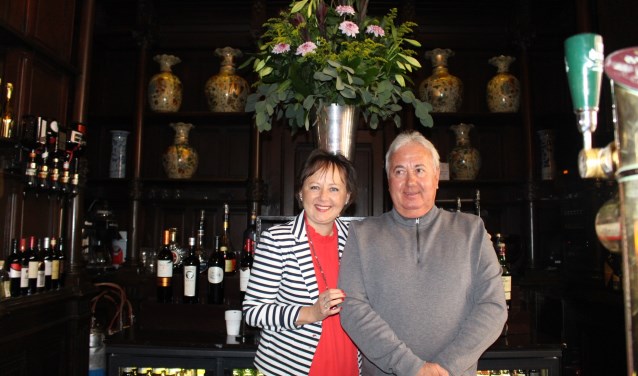 Natasja Mironova met Mario Brandt, eigenaar van Grand-Café restaurant 1e Klas op Amsterdam CS.