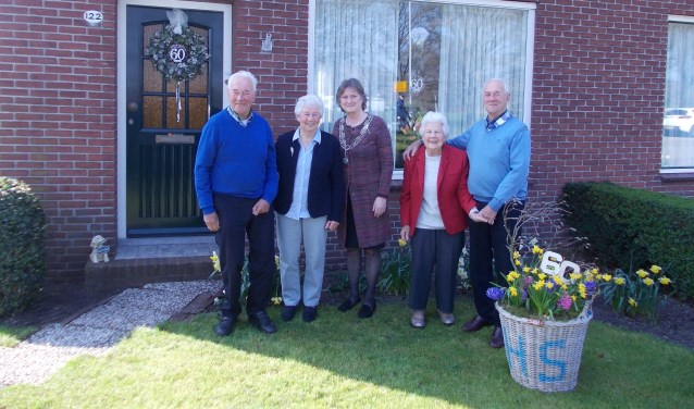 De twee diamanten echtparen met burgemeester Hermans. Links Hein met zijn Annie. Rechts Riet met haar Herman. Foto: Piet de Boer.
