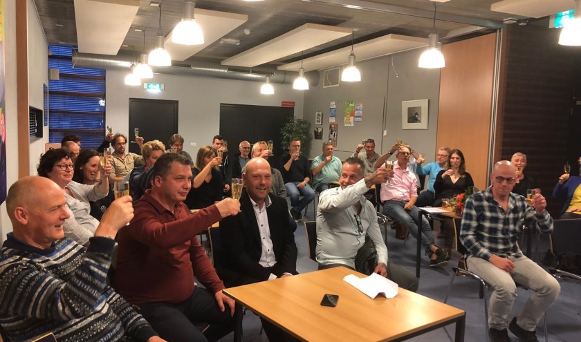 Deelnemers proosten op de oprichting van het Broodfonds. | Foto: pr.