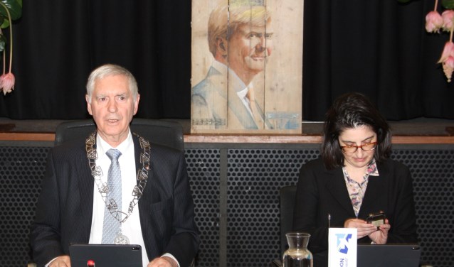 Waarnemend raadsvoorzitter Hans Knapp leidde de vergadering waarin discussie over een aantal moties. | Foto: WS