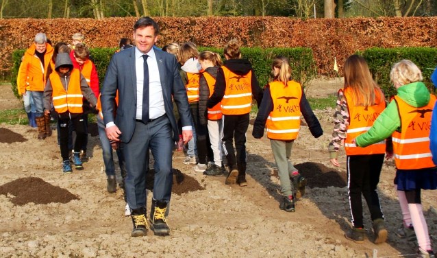 Wethouder Dirkse opent samen met de leerlingen het schooltuinseizoen. Foto Ton Lommers.