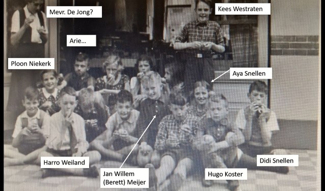 Klassenfoto van de Oegstgeester Montessorischool in de jaren '40.