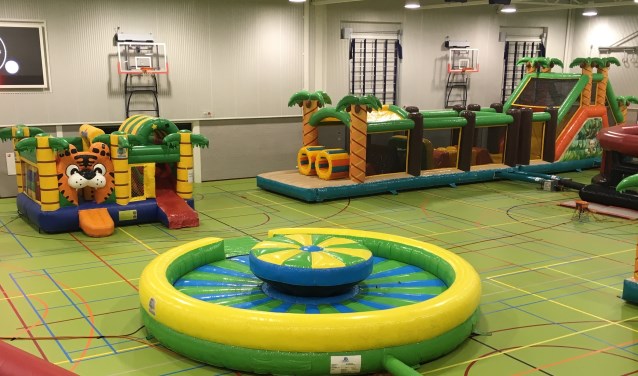 Bij de Waterkanten kun je niet alleen zwemmen, maar ook lekker op springkussens of stormbanen spelen. Of probeer de klimmuur eens.
