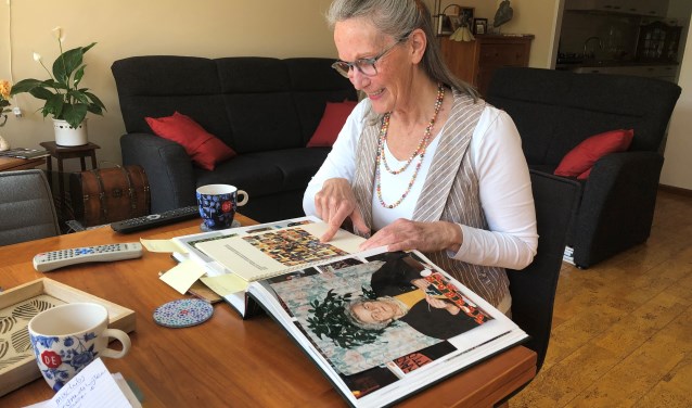 Nellie van der Heyden laat in haar woonkamer de fotoboeken zien van haar familie. | Foto: Caroline Spaans