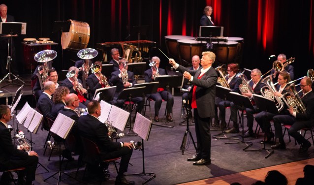Flora Brass, met hun nieuwe kostuums, onder leiding van dirigent Joop van Dijk.
