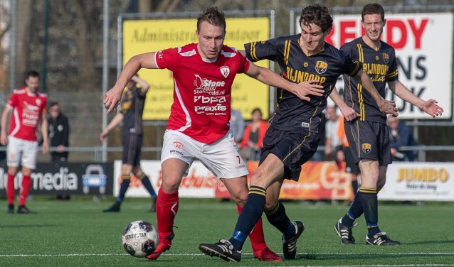 FC Oegstgeest, met hier Bas Nieuwenburg, moest uiteindelijk buigen voor eerste klasser Sportlust. | Foto lichtenbeldfoto.nl